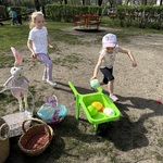 dzieci zbierają jajka5.jpeg