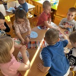 dzieci wykonują prace plastyczne.jpeg