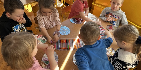 dzieci wykonują prace plastyczne.jpeg