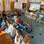 dzieci oglądają bajkę edukacyjną.jpeg