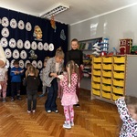dziewczynka odbiera nagrodę.jpeg