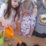 Dziewczynka podlewa (4).jpg