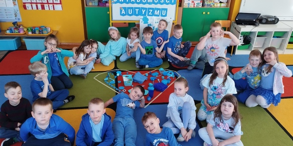 Dzieci pozują do zdjęcia.jpg