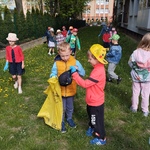 Dzieci zbierają śmieci2.jpg