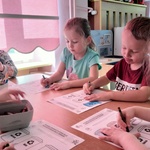 4 Dzieci kolorują kosze.jpg
