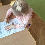 6 Dziewczynka koloruje kosze.jpg