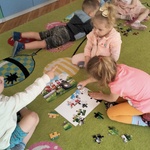 9 Recykling - dzieci układają puzzle.jpg