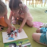 11 Dzieci układają puzzle.jpg