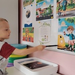 14 Chlopiec wskazuje kosz do segregacji plastików i metali.jpg