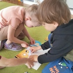 10 Recykling - dzieci układają puzzle.jpg