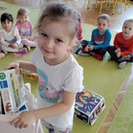 1 Dziewczynka wyjmuje z torby zabawki.jpg