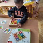 5 Chlopiec uczy się kodowania wykorzystując magiczny blok.jpg