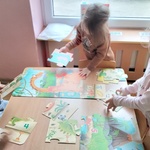 6 Dzieci układają puzzle.jpg