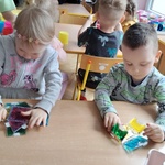 4 Dzieci bawią się żelowymi brokatowymi bryłami sensorycznymi.jpg