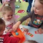 7 Wiele radości sprawia zabawa z wykorzystaniem  węża.jpg