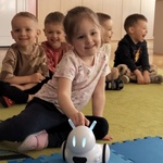 4 Dziewczynka i robot Photon.jpg