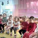 3. Dzieci słuchają bajki.jpg