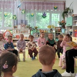 4. Dzieci słuchają bajki.jpg
