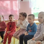 5. Dzieci słuchają bajki.jpg