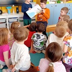 Oglądanie ilustracji z książki.jpg