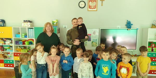 Pamiątkowe zdjęcie z żołnierzem.jpg