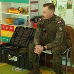 Żołnierz  przedstawia swoje wyposażenie .jpg