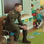 Żołnierz rozmawia z  dziećmi.jpg