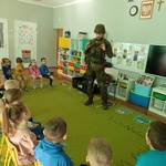Żołniierz w hełmie i w mundurze polowym.jpg