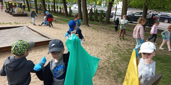 Porządkujemy przedszkolny plac.jpg
