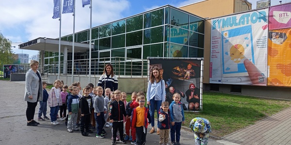 przed teatrem.jpg