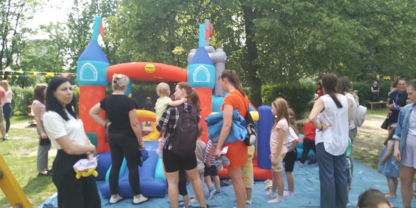 Rodzice i dzieci przy dmuchańcu.jpg