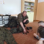 Pan Krzysztof pokazuje szczotki do czyszczenia butów.jpg