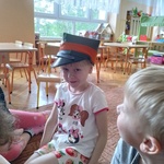 Marysia w czapce rogatywce