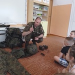 Żołnierz pokazuje szczotki do czyszczenia butów.jpg