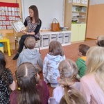 Mama Janka czyta książkę
