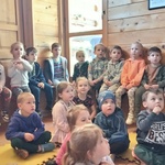 1. Dzieci słuchaja opowieści Pani Pszczółki Kasi.jpg