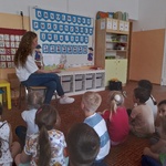 Mama Remka czyta książkę