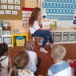 Mama Remka czyta książkę (2)