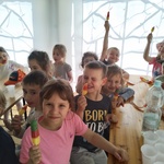 Dzieci jedzą lody.jpg