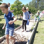 Dzieci pokonują ścieżkę sensoryczną (4).jpg
