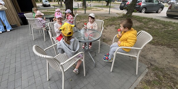 2. Dzieci degustują lody.jpeg