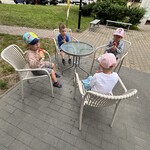 3. Dzieci degustują lody.jpeg