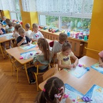 dzieci lepią z ciastoliny