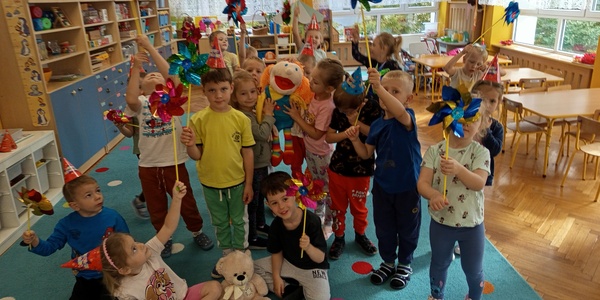dzieci trzymają wiatraczki