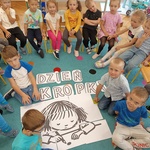 chłopcy ułożyli napis