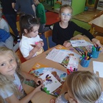 Dzieci rysują przy stoliku