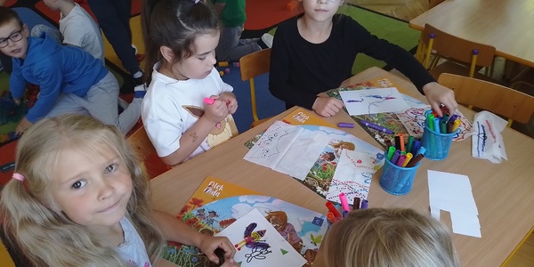 Dzieci rysują przy stoliku