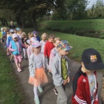 Dzieci idą alejką parku
