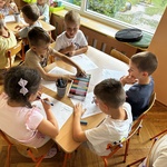 dzieci kolorują śmieszkę