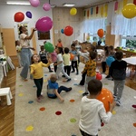 dzieci bawią się balonami